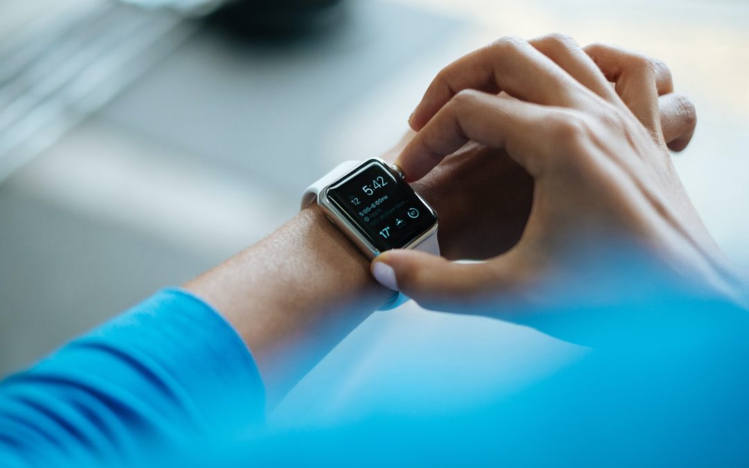 Symbolbild Smartwatch und Wearables zeigen Trainingsergebnisse sowie die Heart Rate Variability kurz HRV
