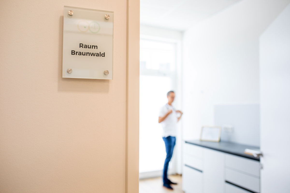 Symbolbild fuer einen Behandlungsraum mit Dr Kuehnel im Hintergrund Raum Braunwald