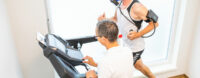 Dr Kuehnel bei einer Sportmedizinischen Leistungsdiagnostik mit einem Patienten auf dem Laufband