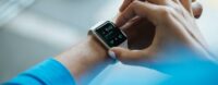 Symbolbild Smartwatch und Wearables zeigen Trainingsergebnisse sowie die Heart Rate Variability kurz HRV