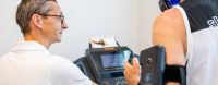 Dr Kuehnel bei einer sportmedizinischen Leistungsdiagnostig mit Patienten am Laufband